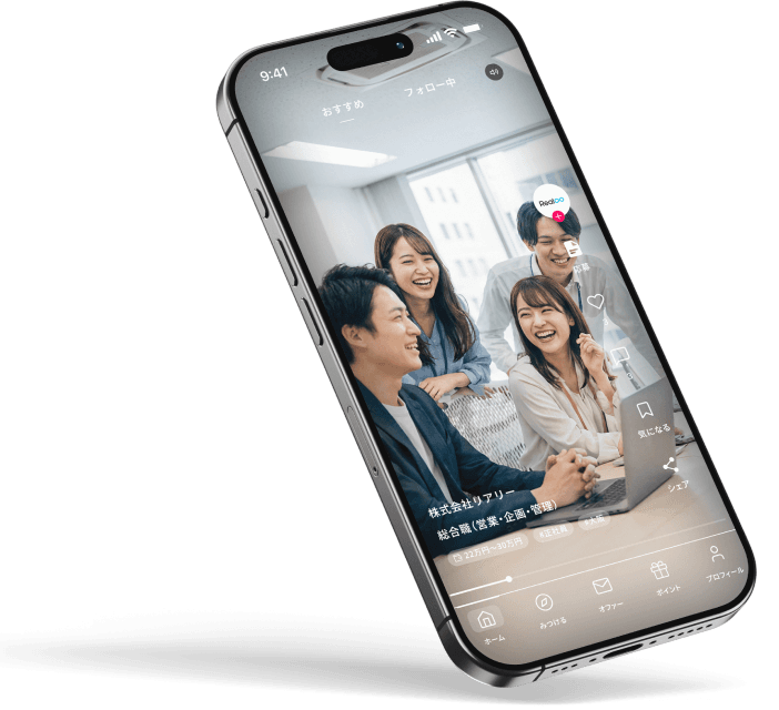 Realee アプリで企業の採用縦型動画を再生しているスマホモックアップ